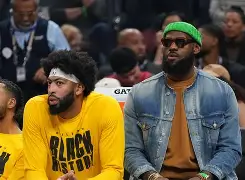 湖人NBA战胜休斯敦火箭詹姆斯关键三分(nba湖人大胜火箭)